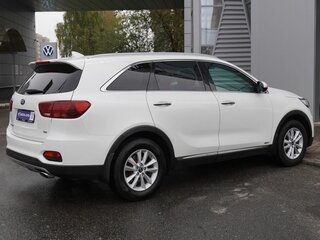2019 Kia Sorento III Prime Рестайлинг, белый, 2551000 рублей, вид 4
