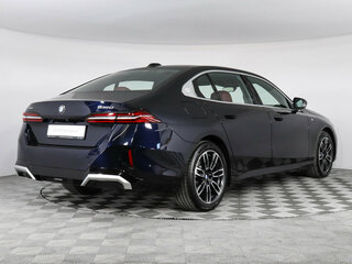 2026 BMW 5 серии 530i xDrive VIII (G60/G61/G68), синий, 9800000 рублей, вид 3