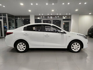 2020 Kia Rio IV, белый, 1545000 рублей, вид 4