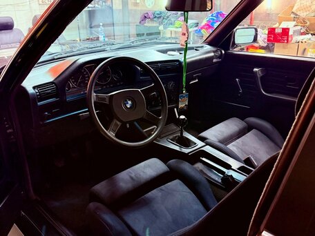 1985 BMW 3 серии 318i II (E30), чёрный, 700000 рублей, вид 4