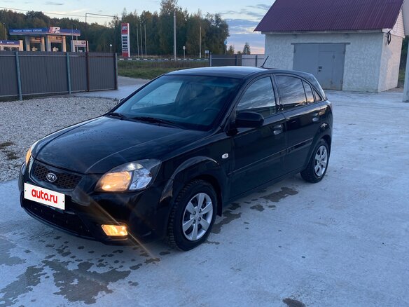 2011 Kia Rio II Рестайлинг, чёрный, 450000 рублей - вид 1