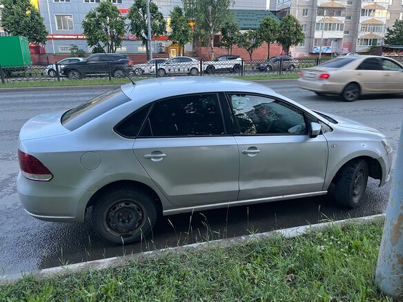 2011 Volkswagen Polo V, серебристый - вид 3