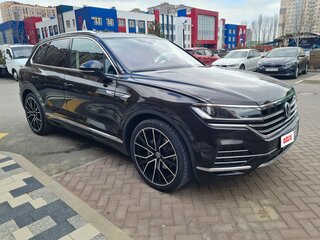 2018 Volkswagen Touareg III, коричневый, 4400000 рублей, вид 3