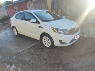 2013 Kia Rio III, белый, 550000 рублей, вид 2
