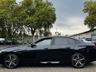 2024 BMW 5 серии 550e xDrive VIII (G60/G61/G68), чёрный, 18000000 рублей, вид 4