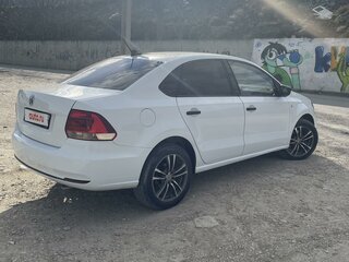 2017 Volkswagen Polo V Рестайлинг, белый, 870000 рублей, вид 3