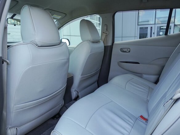 2011 Nissan Leaf (EM61) I (ZE0/AZE0), белый, 570000 рублей - вид 12