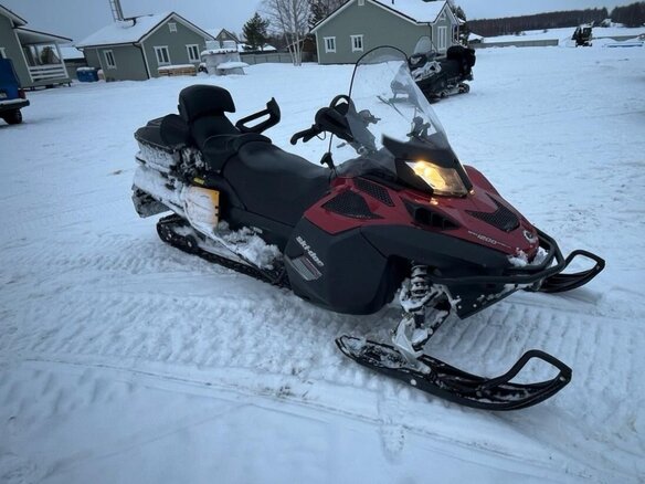 2012 BRP Ski-Doo Expedition SE 1200, красный, 1700000 рублей