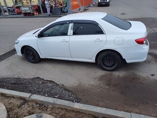 2010 Toyota Corolla X (E140, E150) Рестайлинг, белый, 700000 рублей, вид 3