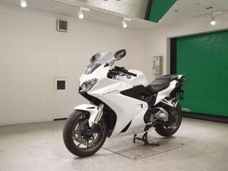 2010 Honda VFR 800, белый, 646000 рублей, вид 3