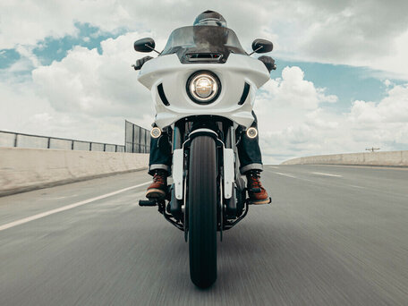 2026 Harley-Davidson Low Rider ST, белый, 3390000 рублей, вид 3