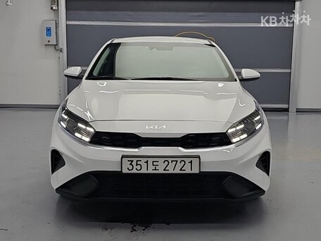 2023 Kia K3 II Рестайлинг, белый, 1650000 рублей, вид 2