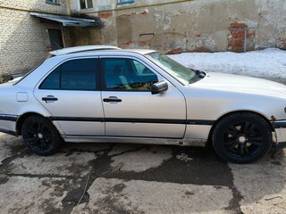 1999 Mercedes-Benz C-Класс 200 I (W202) Рестайлинг, серебристый, 190000 рублей, вид 3
