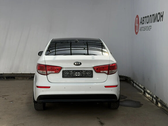2017 Kia Rio III Рестайлинг, белый, 999000 рублей - вид 3