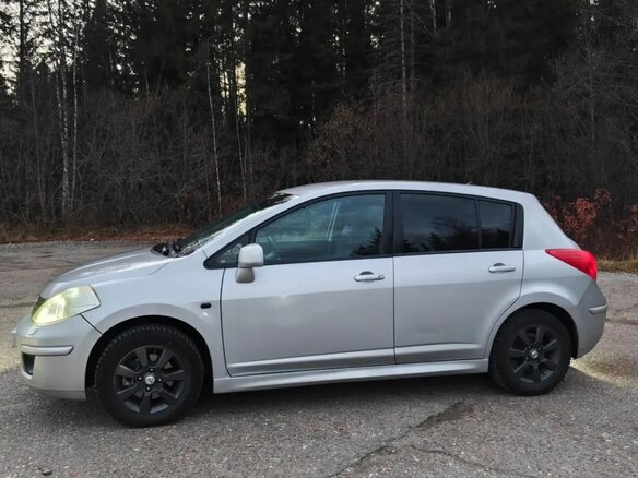 2011 Nissan Tiida I Рестайлинг, серебристый, 760000 рублей - вид 2