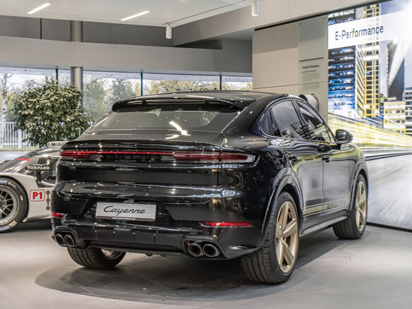 2026 Porsche Cayenne Coupé III Рестайлинг, чёрный, 24705000 рублей - вид 3