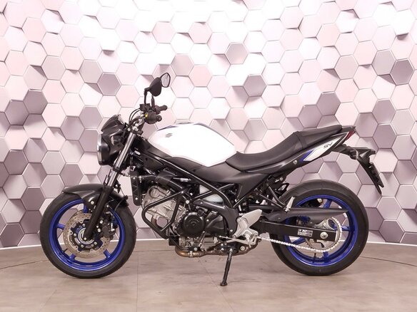 2017 Suzuki SV 650, белый - вид 3