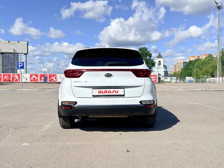 2021 Kia Sportage IV Рестайлинг, белый, 2240000 рублей, вид 4