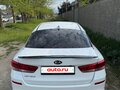 2019 Kia Optima IV Рестайлинг, белый, 1400000 рублей - вид 2