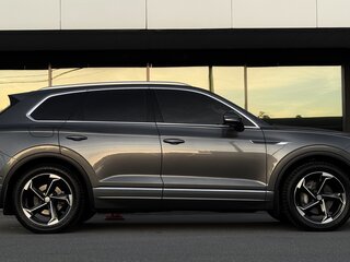 2022 Volkswagen Touareg III, серый, 6050000 рублей, вид 2