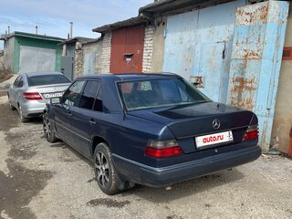 1991 Mercedes-Benz W124 230, синий, 320000 рублей, вид 3