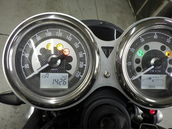 2020 Triumph Speed Twin, серый, 900000 рублей - вид 13
