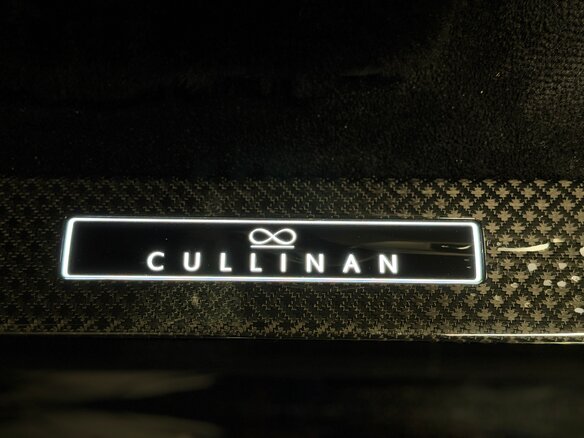 2025 Rolls-Royce Cullinan Black Badge I Рестайлинг (Series II), чёрный, 67900000 рублей - вид 30