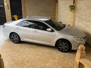 2016 Toyota Camry VII (XV50) Рестайлинг, серебристый, 2050000 рублей, вид 3