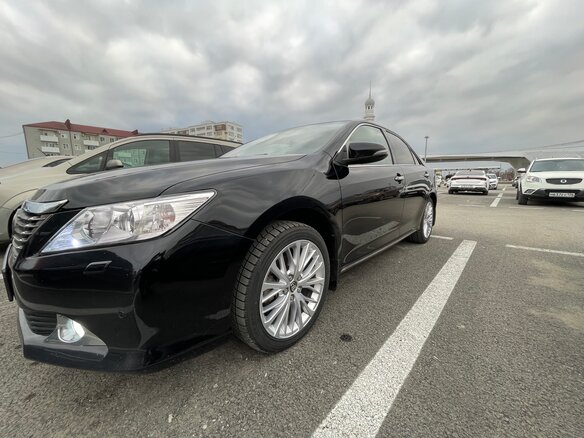 2012 Toyota Camry VII (XV50), чёрный, 1820000 рублей - вид 1