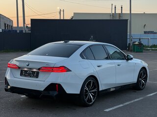 2024 BMW 5 серии 530i xDrive VIII (G60/G61/G68), белый, 6949000 рублей, вид 2