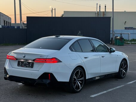 2024 BMW 5 серии 530i xDrive VIII (G60/G61/G68), белый, 6949000 рублей, вид 2