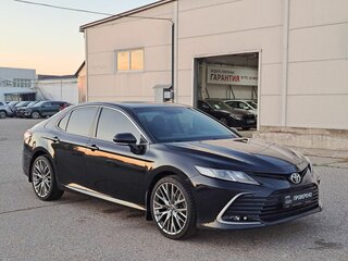 2021 Toyota Camry VIII (XV70) Рестайлинг, чёрный, 3340000 рублей, вид 3