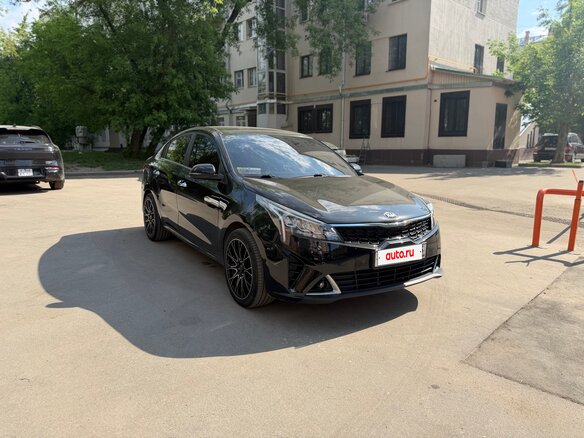 2021 Kia Rio IV Рестайлинг, чёрный, 1700000 рублей - вид 1