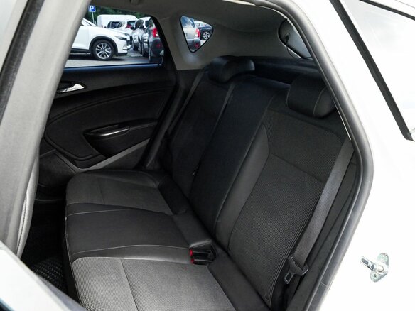 2011 Opel Astra J, белый - вид 17