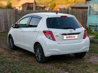 2013 Toyota Vitz III (XP130), белый, 675000 рублей, вид 4