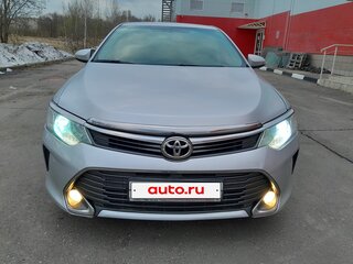 2015 Toyota Camry VII (XV50) Рестайлинг, серебристый, 1350000 рублей, вид 2