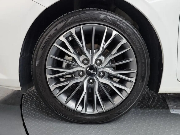 2022 Kia K3 II Рестайлинг, белый, 2000000 рублей - вид 4