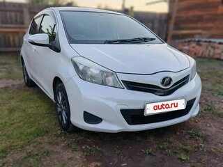 2013 Toyota Vitz III (XP130), белый, 675000 рублей, вид 2