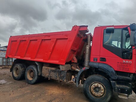 2010 Iveco Trakker, красный, 2300000 рублей, вид 2