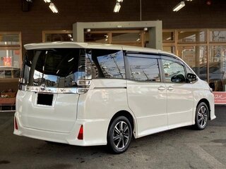 2021 Toyota Voxy III (R80) Рестайлинг, белый, 1873000 рублей, вид 3