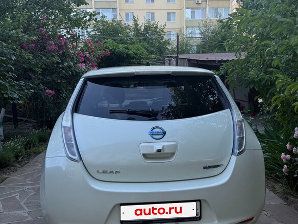 2012 Nissan Leaf (EM61) I (ZE0/AZE0), белый, 950000 рублей - вид 6