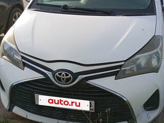 2016 Toyota Yaris III Рестайлинг, белый, 990000 рублей, вид 3