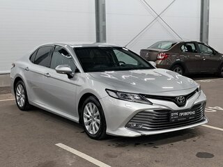 2018 Toyota Camry VIII (XV70), серебристый, 2390000 рублей, вид 3