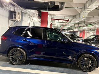 2021 BMW X5 M50d IV (G05/G18), синий, 10600000 рублей, вид 5