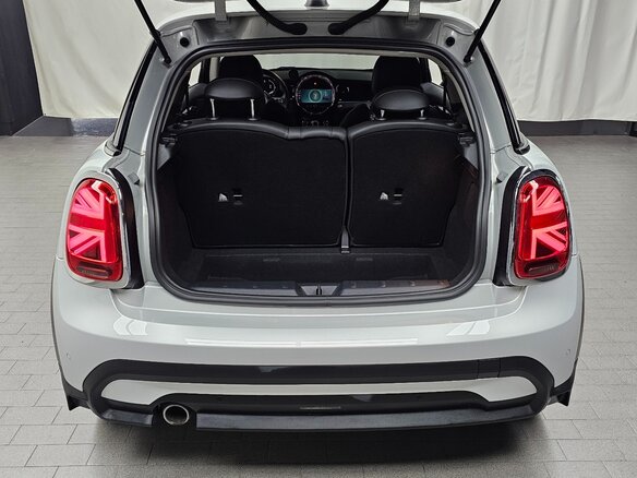 2022 Mini Hatch Cooper III (F55/F56) Рестайлинг 2, белый, 2083000 рублей - вид 27