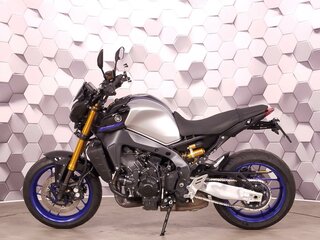 2023 Yamaha MT-09 (FZ-09), серебристый, 1099000 рублей, вид 4