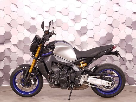 2023 Yamaha MT-09 (FZ-09), серебристый, 1099000 рублей, вид 4