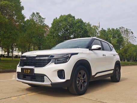 2023 Kia Seltos I Рестайлинг, белый, 1847000 рублей, вид 1