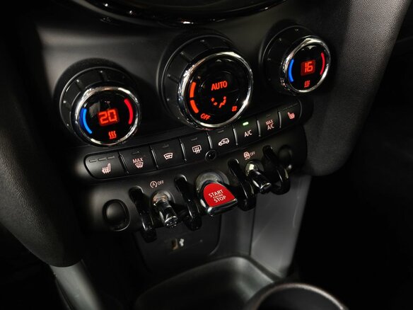 2022 Mini Hatch Cooper III (F55/F56) Рестайлинг 2, серый, 2600000 рублей - вид 15