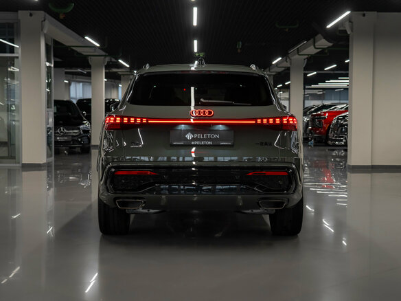 2026 Audi Q5 45 TFSI III (GU), зелёный, 7180000 рублей - вид 5